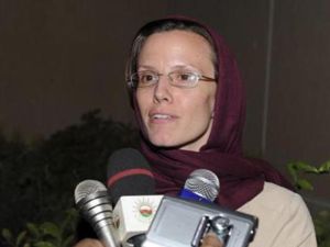 سارة شورد تتحدث لوسائل الاعلام لدى وصولها إلى مسقط بعد الافراج عنها
