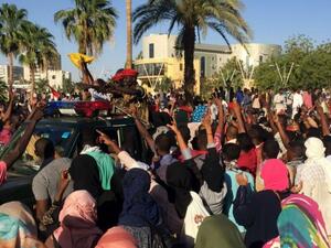قوات الجيش سمحت بدخول المعتصمين إلى مباني القوات البرية لحمايتهم من قوات جهاز الأمن والمخابرات