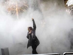 المحتجون مارسوا الشغب، وأضرموا النار في سيارات الشرطة