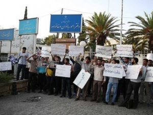 عشرات الطلاب يتظاهرون في طهران رفضا للاتفاق النووي