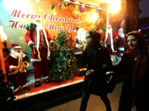 المرشد الاعلى الايراني يزور عائلات مسيحية لمناسبة عيد الميلاد