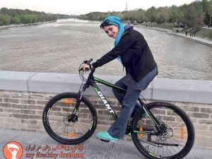 لتحدي فتوى خامنئي.. شابات يقدن دراجات هوائية في إيران
