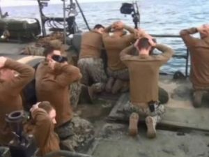 بثّ التلفزيون الايراني صورا دراماتيكية للبحارة الاميركيين