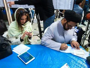 فتاة ايرانية تنتظر املاء استمارتها للتصويت 