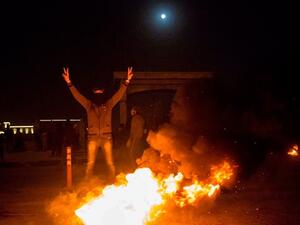  اقتحم المحتجين البوابة الرئيسية للمحيط الخارجي لمبنى مجلس محافظة البصرة وحاولوا اقتحامه