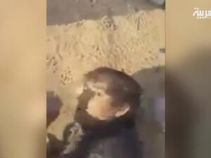 يظهر الفيديو قيام العناصر بإطلاق النار على الطفل، قبل أن يقوموا بسحقه بدبابة