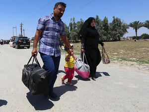 Residents from the city of Ramadi flee their homes on May 16, 2015 as Daesh tightened their siege on the last government positions in the capital of Anbar province, a day after they seized the city's government headquarters. (AFP/Sabah Arar)