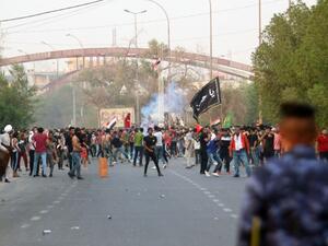 تظاهرات بالبصرة والمحتجون يقطعون طريقا لحقل نفطي