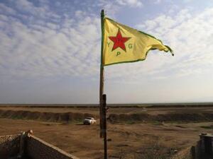 راية وحدات حماية الشعب الكردية ترفرف ببلدة شمالي جبل سنجار
