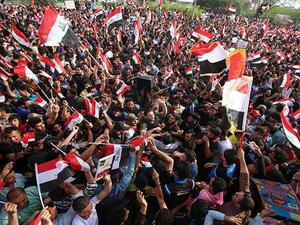 عشرات الآلاف من أتباع الصدر يتظاهرون في ساحة التحرير وسط بغداد