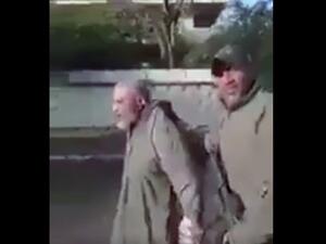 جندي عراقي يجر رجلا مسنا - من الفيديو