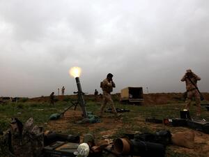 Iraqi soldiers fire artillery as they hold a position on the outskirts of Makhmur, about 175 miles north of Baghdad, on March 26, 2016, during a military operation to recapture Mosul from Daesh. (AFP/Safin Hamed)