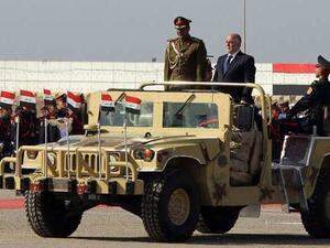 رئيس الوزراء العراقي، حيدر العبادي داخل سيارة مكشوفة خلال عرض عسكري