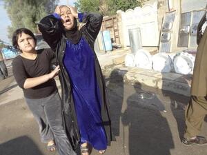 عراقية تبكي اقارب لها ذهبوا ضحية التفجير الذي وقع في جنوب مدينة كركوك/أ.ف.ب