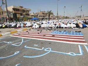 عراقيون يؤدون صلاة الجمعة في مسجد بمدينة الصدر/أ.ف.ب