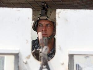 جندي اميركي يصوب سلاحه من مصفحته