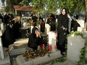 عراقيات يزرن المقابر في اول ايام عيد الفطر/أ.ف.ب