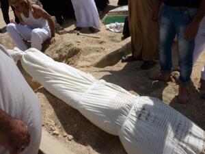 عائلة في النجف تدفن احد افرادها وقد قتل في تفجير/أ.ف.ب