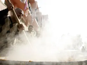ملسم شيعي يطهو الطعام لزوار كربلاء/أ.ف.ب