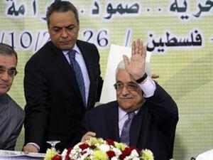 عباس يلوح أثناء اجتماع للمجلس الثوري لحركة فتح في رام الله بالضفة الغربية 
