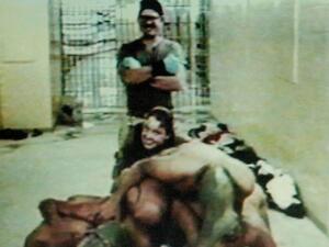 أثارت مجموعة من الصور التي تكشف سوء المعاملة في أبو غريب عام 2004 جدلا كبيرا حول وسائل التعذيب