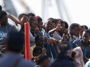  أكثر من 108 مهاجرين تحركوا للسيطرة على سفينة الشحن التي أنقذتهم