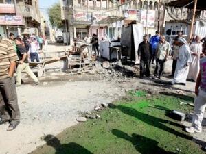 عراقيون تجمعوا مكان انفجار في مدينة الصدر في بغداد الاثنين