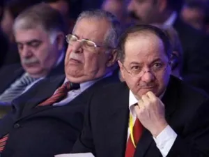 الزعيم الكردي العراقي مسعود البرزاني (يمينا) بجوار الرئيس العراقي جلال طالباني في اربيل 