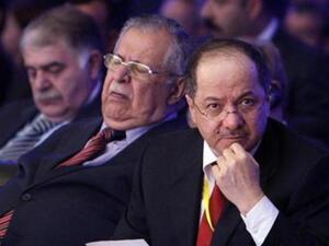 الزعيم الكردي العراقي مسعود البرزاني (يمينا) بجوار الرئيس العراقي جلال طالباني في اربيل 