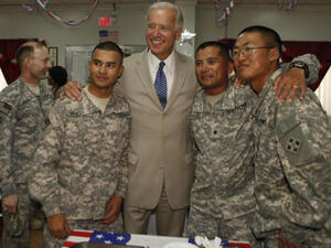 بايدن مع جنود اميركيين في العراق/أرشيف