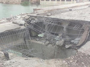 أحد الجسور المدمرة في مدينة الموصل