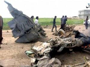 عناصر داعش يستعرضون غربي كركوك وهم يحملون أشلاء جثث 3 طيارين عراقيين