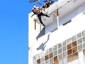 داعش يلقى 3 أشخاص من سطح بناية شركة التأمين الوطنية، في شارع الجمهورية، وسط الموصل