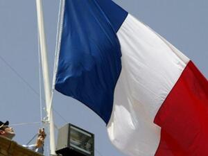 رفع العلم الفرنسي في السفارة الفرنسية في بغداد 