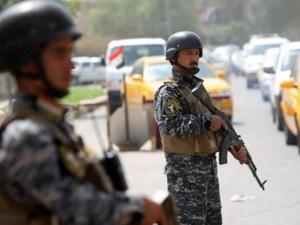 رجال من الشرطة العراقية ينشترون عند نقطة نفتيش وسط بغداد
