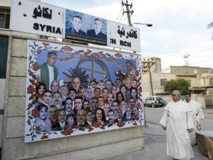 لافتوت تحمل صور ضحايا مجزرة سيدة النجاة في بغداد