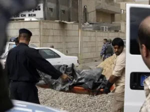 شرطي عراقي يقف امام كنسية في بغداد احتجز فيها مسلحون منتمون لتنظيم القاعدة رهائن
