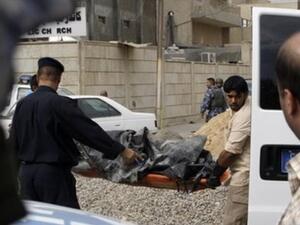 شرطي عراقي يقف امام كنسية في بغداد احتجز فيها مسلحون منتمون لتنظيم القاعدة رهائن
