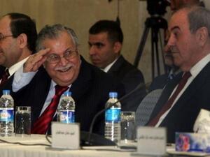  طالباني متوسطا المالكي (يسار) وعلاوي في اجتماع اربيل 
