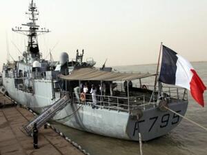سفينة حربية تابعة للبحرية الفرنسية في ميناء ام قصر