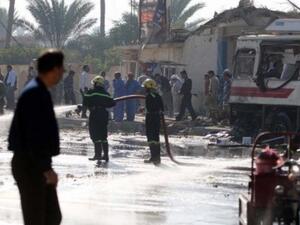 رجال اطفاء عراقيون في موقع التفجير الانتحاري في كربلاء 
