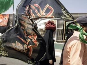 زوار شيعة في الكاظمية