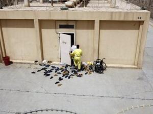 سجناء يخلعون احذيتهم قبيل دخولهم احدى غرف معسكر كروبر
