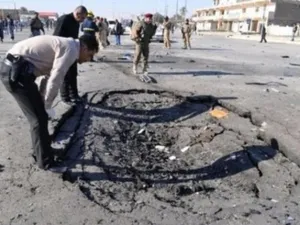 عناصر من الشرطة العراقية يتفقدون موقع الهجوم الذي وقع في الرمادي