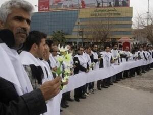 فنانون ومثقفون يشكلون جدارا للفصل بين المتظاهرين والشرطة في السليمانية