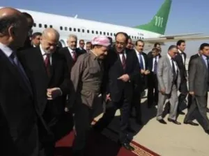 بارزاني مستقبلا المالكي والجعفري لدى وصولهما الى اربيل
