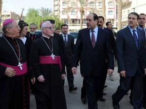  المالكي (وسط يمين) متفقدا كنيسة سيدة النجاة في بغداد 
