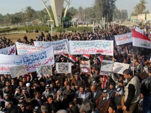 الاف المتظاهرين في كربلاء رفعوا اعلاما عراقية وصورا للمالكي
