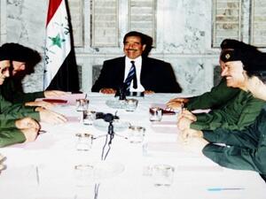 الرئيس العراقي الراحل صدام حسين يتوسط اجتماعا لكبار الضباط العراقيين