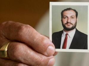 والدة الصحفي الفلسطيني سامر علاوي تحمل صورة ابنها في سبسطية  
